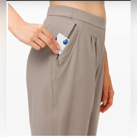 Lululemon Essential High-Rise Trouser
Carbon Dust - Picture 4 of 8